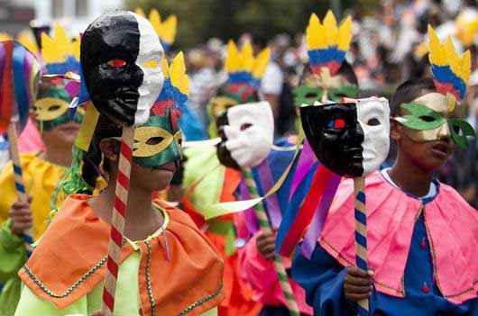 Manipulación de confeti y serpentinas para el Carnaval 2019