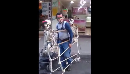 Esqueletos y payasito bailando el scooby doo papa cumbia...