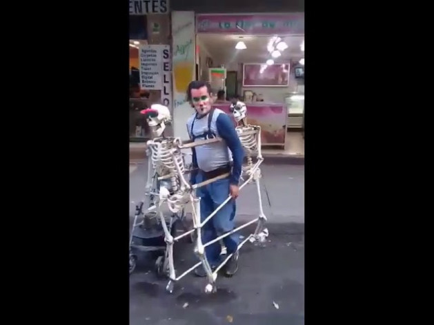 Esqueletos y payasito bailando el scooby doo papa cumbia...